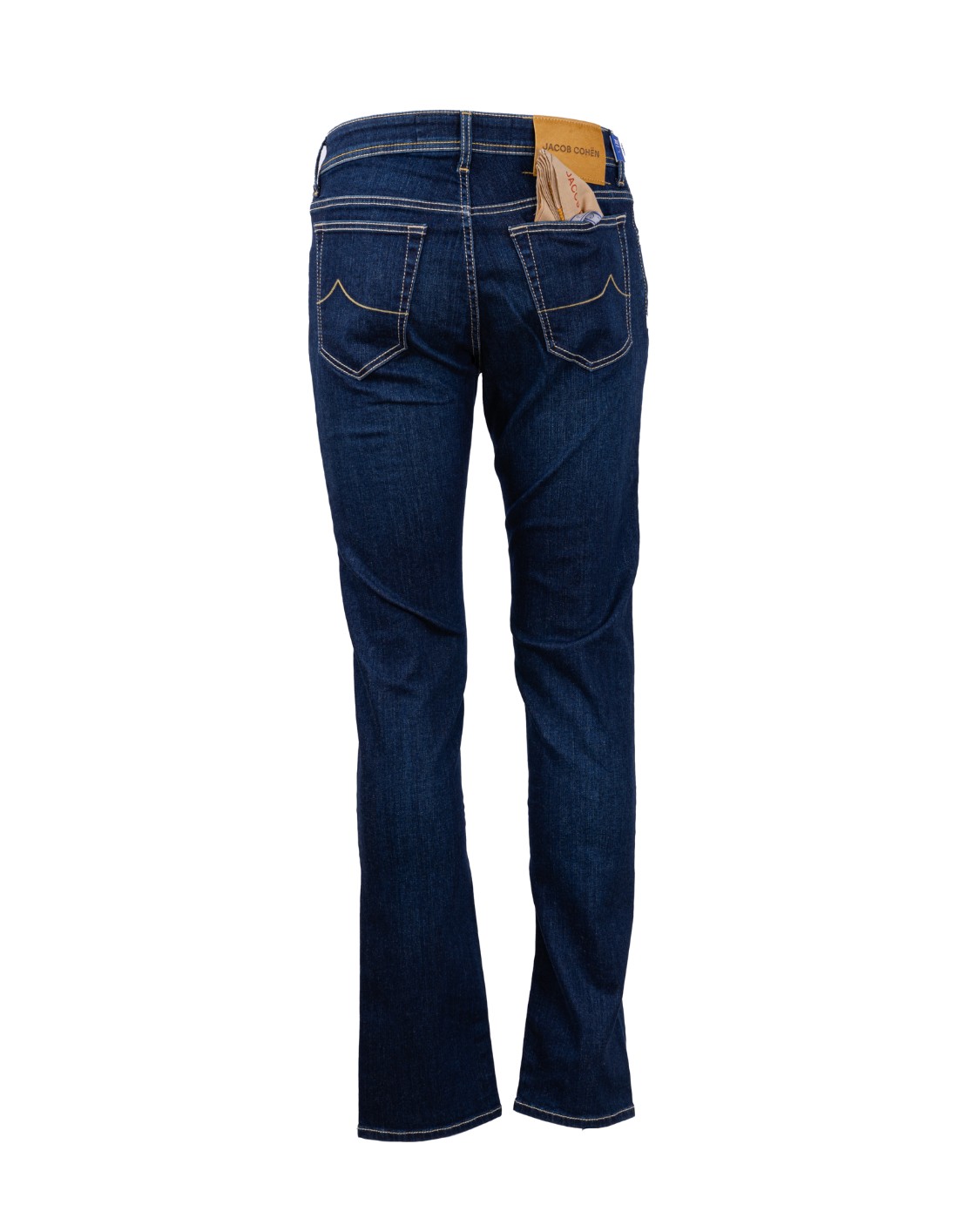 shop JACOB COHEN Saldi Jeans: Jacob Cohen jeans denim blu scuro modello Bard.
Bottoni logati con finitura smaltata.
Vita regolare.
Modello a cinque tasche con logo ricamato sul taschino.
Salpa logata in cavallino.
Patta interna ricamata con nome del pantalone e citazione del fondatore
Chiusura con bottoni.
Slim fit.
Composizione: 72% cotone 145 viscosa 12% poliestere 2% elastan.
Made in Italy.. BARD S3623-364D number 9926938